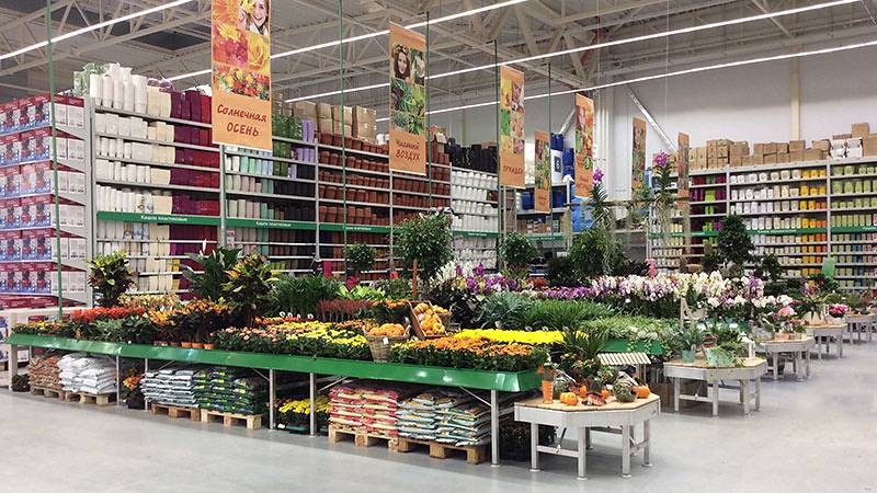 BauCenter is pleased to introduce its new plant and flower area
