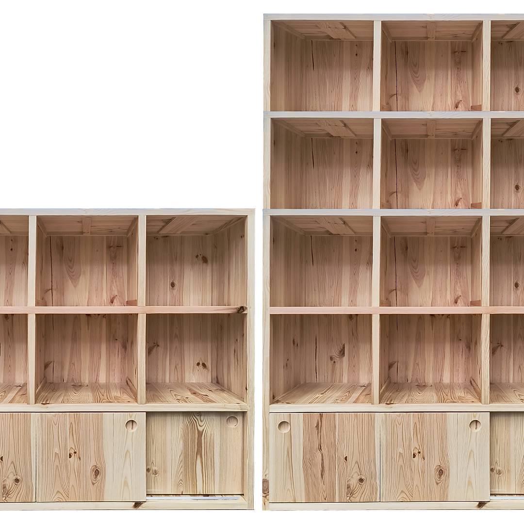 Étagères en bois avec compartiments