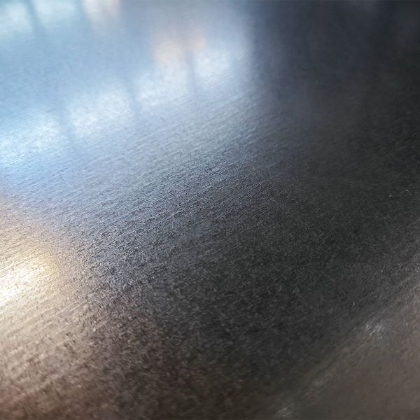 Mostrador de madera natural y superficie de chapa metálica galvanizada