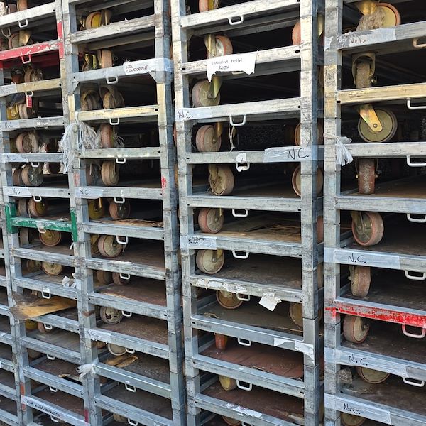 Alcune foto indicative dei carrelli idonei allA ROTTAMAZIONE