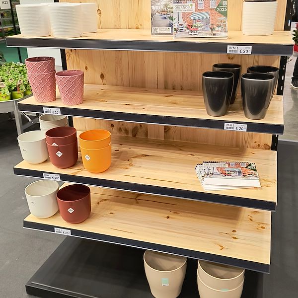 Góndola de madera natural con perfil de hierro negro