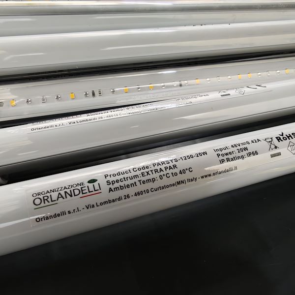 Gitterwagen 1350 mit TUBE WHITE PAR LED-Keimungsleuchten