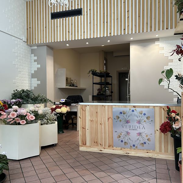 Verpackungsarbeitsplatz aus Naturholz mit Arbeitsplatte aus verzinktem Blech