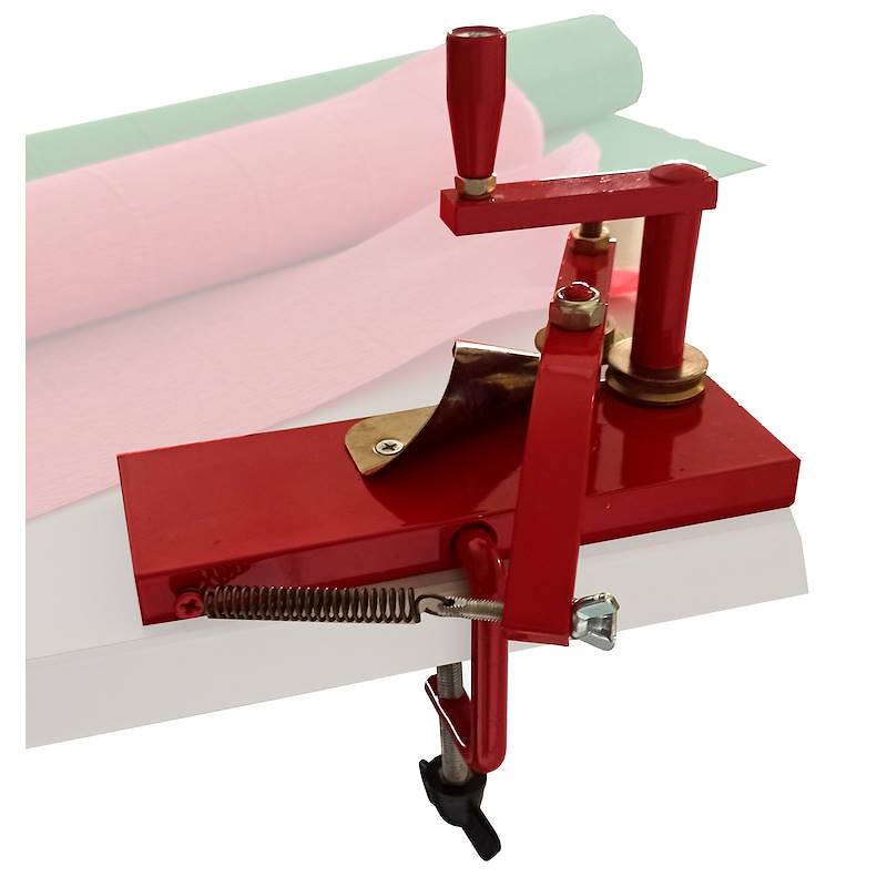 Machine to curl crepe paper