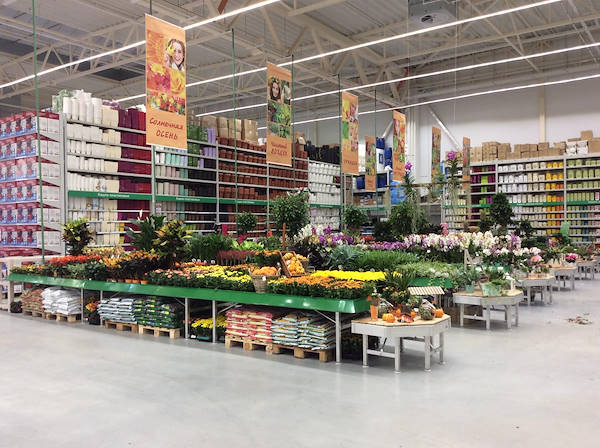BauCenter is pleased to introduce its new plant and flower area