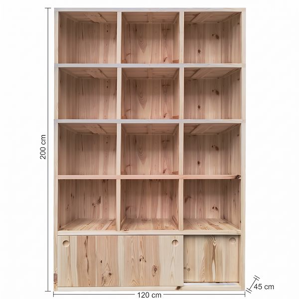 Holzregale mit Fachböden