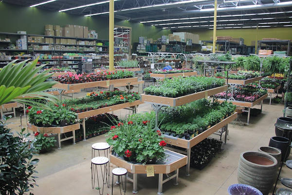 Les meubles AMOR redessinent l'espace plantes et fleurs du Centre Urban Hardware.