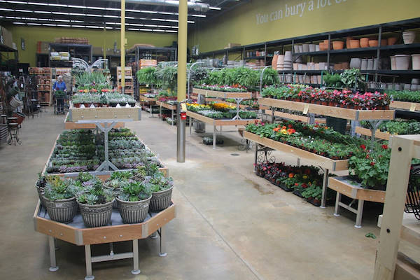 Les meubles AMOR redessinent l'espace plantes et fleurs du Centre Urban Hardware.