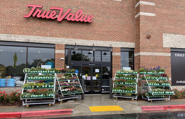 Les meubles AMOR redessinent l'espace plantes et fleurs du Centre Urban Hardware.