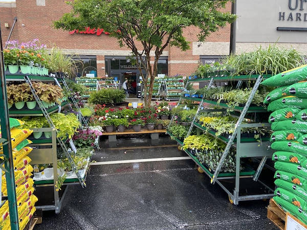 Les meubles AMOR redessinent l'espace plantes et fleurs du Centre Urban Hardware.