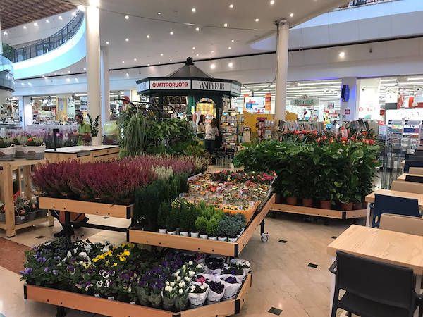 île expositive dans la galerie commerciale