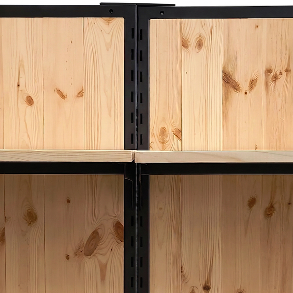 Estantería con cajas de madera natural y perfil de hierro pintado en negro