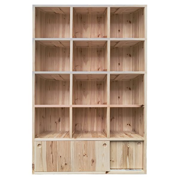 Étagères en bois avec compartiments