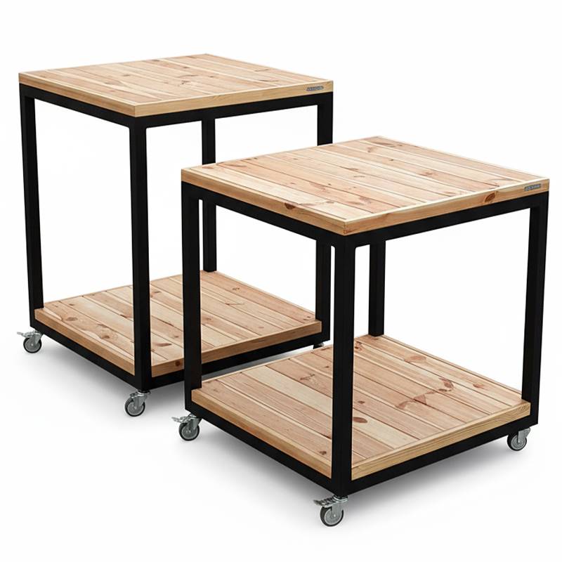 Tisch mit zwei Holzregalen auf Rollen