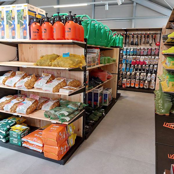 Gondel aus natürlichem Holz mit schwarzem Eisenprofil